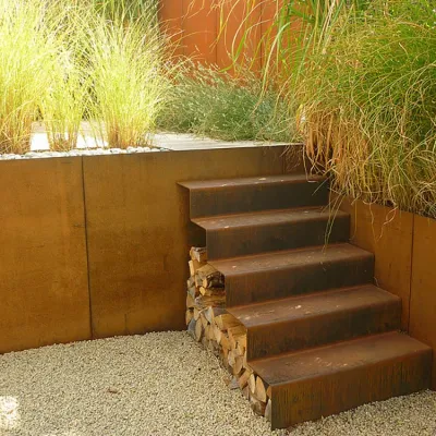 Marches de jardin en acier Corten avec mur de soutènement et bordure de paysage