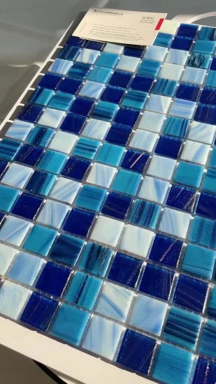 Prix ​​de gros de l'usine de Foshan bleu vert couleur plancher chaud piscine fonte de carreaux de mosaïque de verre